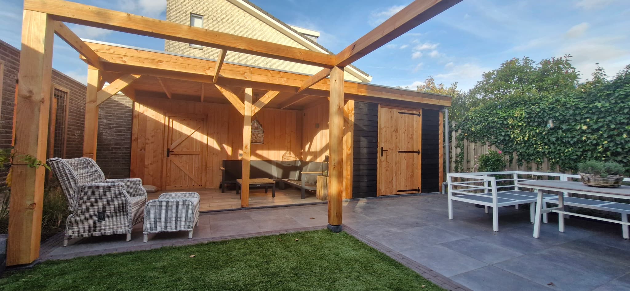 Tuin Oud-Beierland met overkapping - Hoofdafbeelding van het tuinproject
